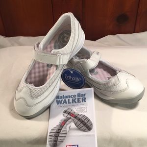 Women’s Propet walking shoe. Size 6. White.